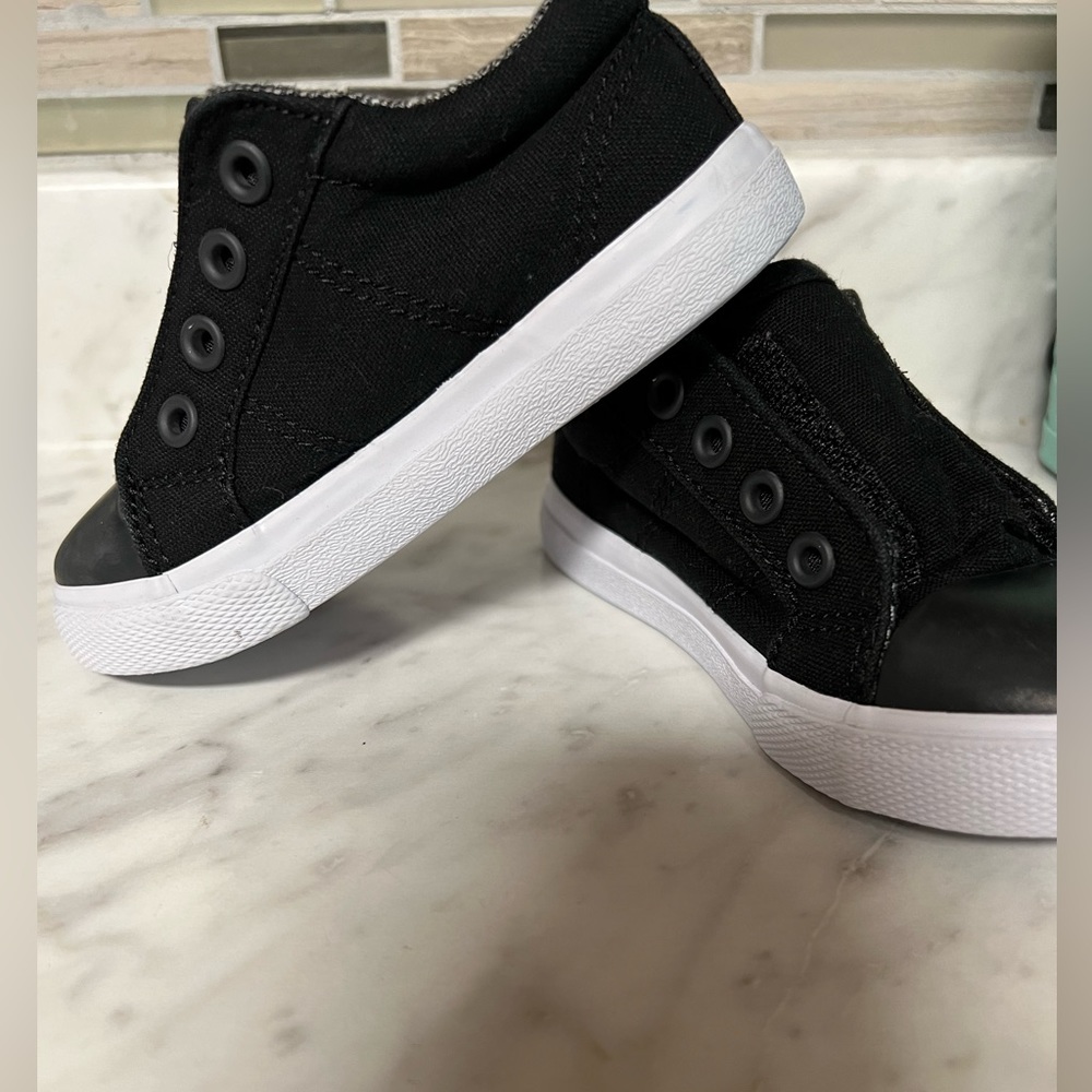 Cat&Jack kids shoes size 7 unisex pre-owned
